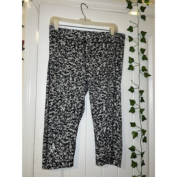 Under Armour womens black grey camo cropped leggings athletic womens medium - Picture 1 of 3
